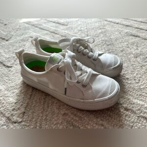 Cariuma OCA Low Off-White Canvas Sneakers Size 7